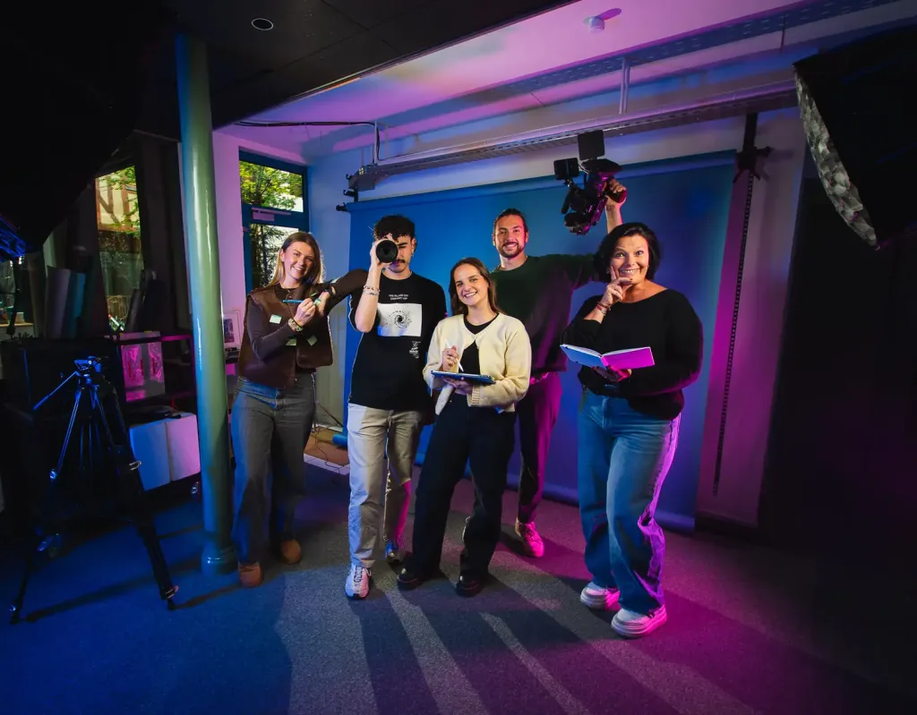 L’équipe de Prisma Studio dans son studio de prise de vue à Troyes