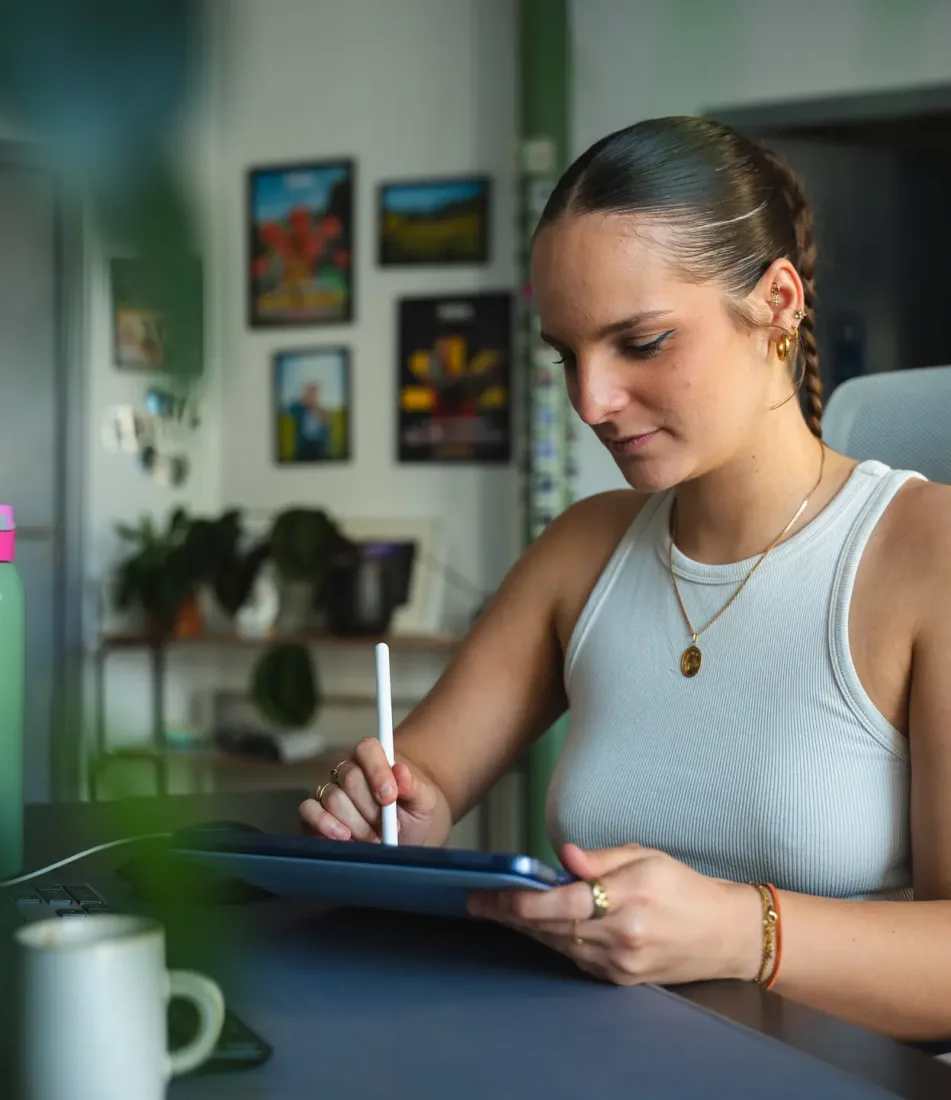 Graphiste de Prisma Studio dessinant sur une tablette