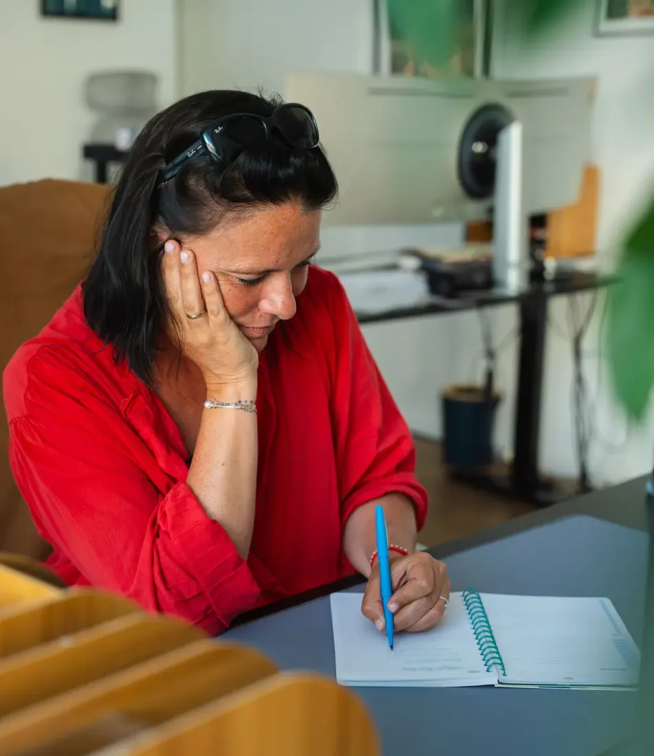 Chargée de communication de Prisma Studio préparant une publication